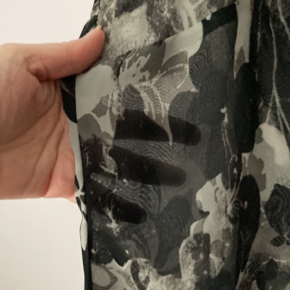 Lane Bryant sheer shell with neck ruffle detail size26 - Picture 4 of 7